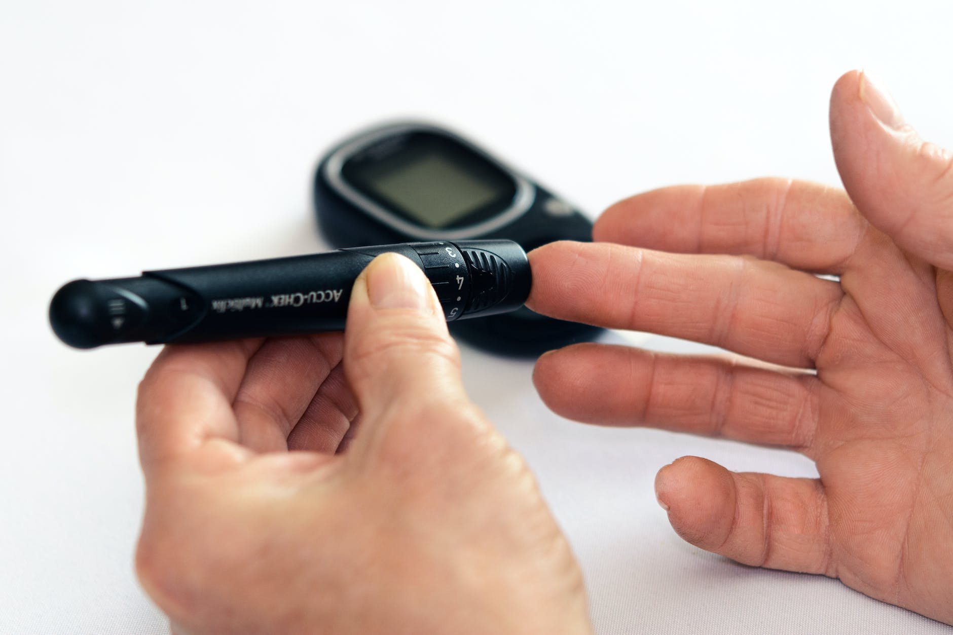 How to Use Diabetic Test Strips to Monitor Your Blood Sugar Levels
